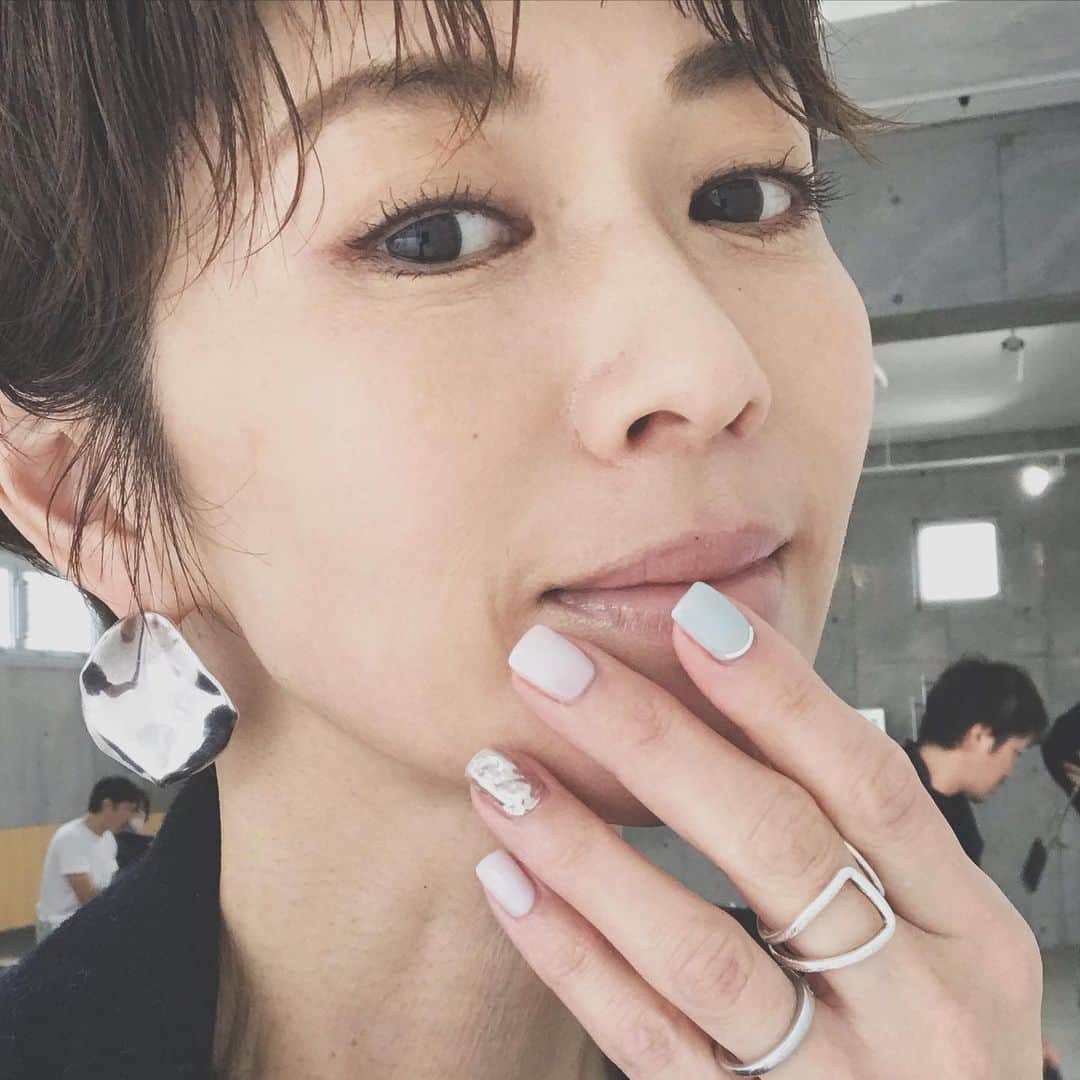 畑野ひろ子のインスタグラム：「@story_love40 撮影。 先日新しくした今回のネイルは、春色＋シルバーの彫金風デザイン。」