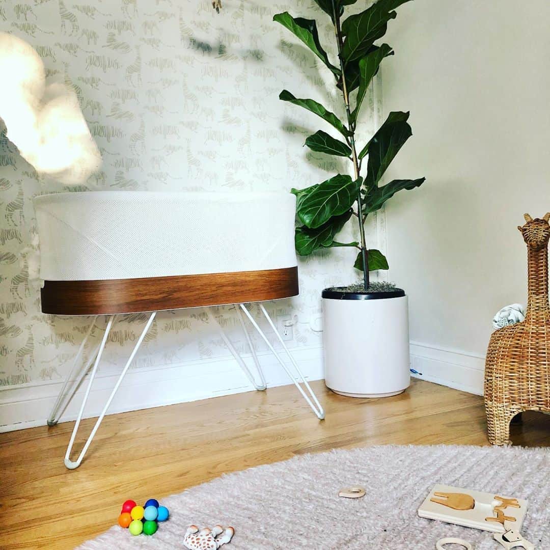 カミーユ・グアティのインスタグラム：「Being a first time mom there are two things that are so important to me...#sleep and #safety. My #snoo quickly became a life saver for our baby when it came to sleepless nights, but now I will be able to say it can save his life. @happiest_baby’s SNOO Smart Sleeper is being reviewed by the FDA as potentially the world’s first bed to prevent infant sleep death (SIDS/SUID). Thank you for making such a game changer!」