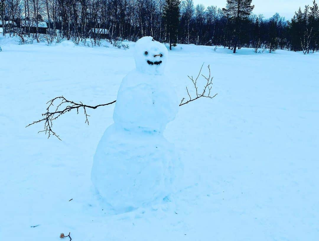 エミ・レナータさんのインスタグラム写真 - (エミ・レナータInstagram)「フィンランドはすごくきれいだった！💙☃️❄️ • #フィンランド  #フィンランド旅行 #旅行 #旅行好きな人と繋がりたい  #冬 #冬コーデ #雪 • Did you know Lapland is the true home of Santa? However, as the exact location of his hideaway is not known...but perhaps I’ll find out 😉 Having a magical time exploring this winter wonderland!  #visitlapland #travel #emirenata #beautifulplaces #finland」2月26日 16時03分 - emi_renata