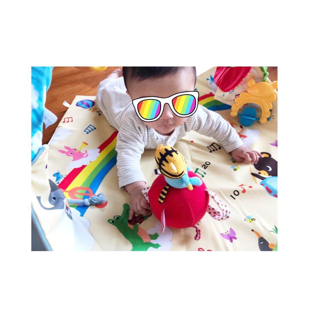 小脇美里さんのインスタグラム写真 - (小脇美里Instagram)「・ ・ ・ #こどもちゃれんじbaby の6ヶ月号が届きました♡ ・ ・ #しまじろう　のおきあがりこぼし♡ 最近、寝返りが出来るようになった娘にはぴったり！！ 夢中になって追いかけて、寝返りの回数も増えてます。 （でもまだ、寝返りして元に戻れないからしばらくすると、戻して〜！ってウーウー唸ってる。笑） ・ ・ コロコロ転がるし、優しい鈴の音も楽しいみたいです♡ あとは、兄さんが一緒になって遊んでる。笑 （息子、先月届いたプレイマットもお気にいりのようで妹と一緒に入って遊んでたりします。妹はお兄ちゃん大好きだから、ケタケタ笑ってうれしそう♡） ・ ・ ・ ママに向けての離乳食のはじめ方の本もすごーく分かりやすくて。 情報も細かいし、安心して学べます☻ ・ ・ ・ やはり第二子はあっという間の、半年。 第一子のときはとにかく常にいろんなことが心配で心配で余裕ゼロだったけど、 2人目はやはり心の余裕があるからとにかくかわいい！癒し！でしかなく。 ほんと幸せたくさんの半年でした。 ・ ・ あっという間に成長していく、 こども達。 置いてかれないように母さんも 成長しないとなぁと改めて思います。 ・ ・ こどもちゃれんじのサイトをみたらこんなキャッチコピーが。（写真3枚目） 素敵だなぁと思ったので、引用させていただきます♡ ・ ・ ・ ・ どんなに忙しくても、 おやこはもっと濃くなれる。 こどもちゃれんじは、 こども自身のわくわくも、 こどもへの上手なかかわり方も、 どっちも見つけられるから。 いっぱい愛しく思えて、 愛情がいっぱい伝わって その子の未来で役に立つ、 確かな力が育ちます。 ・ ・ ・ ・ まさにそうだなぁと。  おやこが、濃くなる。育ってく  これからも子どもと一緒に、ゆっくりゆっくり育っていきたいなぁと思います。 ・ ・ #PR　#こどもちゃれんじ　#こどもちゃれんじbaby #babyboy #babygirl #newbaby #男の子ママ #女の子ママ #二人目育児 #育児 #4歳 #0歳 #新生児 #親バカ部 #babyboy #働くママ #ワーママ #子育て  #子どものいる暮らし」2月26日 16時18分 - misatokowaki