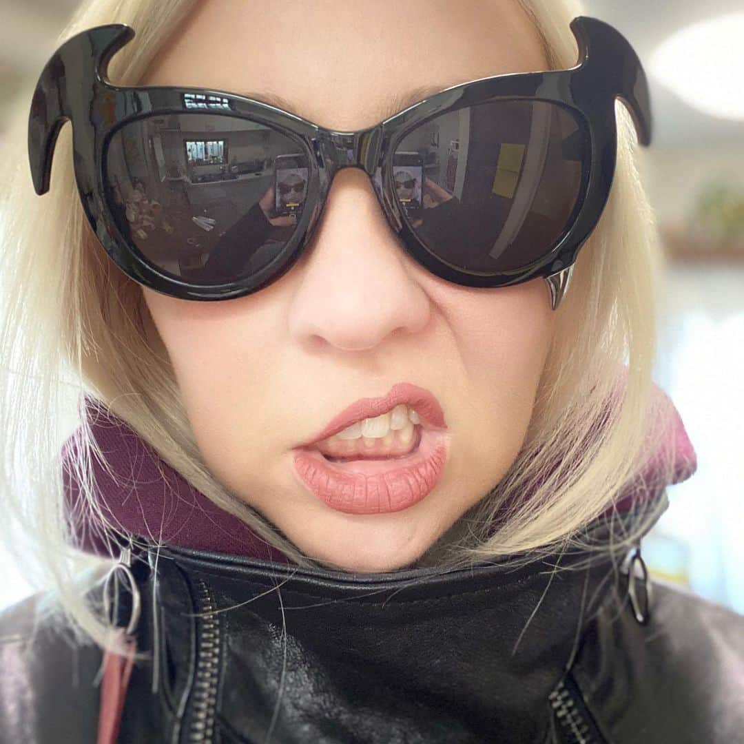 サイモンとマルティナのインスタグラム：「One of the most difficult things to talk about is toilet problems 🚽 The frustrating reality that comes with many chronic illnesses is being trapped on the toilet on the regular 🧻 Facing each day comes with a roulette wheel of problems: will I have crippling stomach pain because I haven’t pooped for days? Will my food rip straight through me? Will I find a washroom in time? Will my stomach digest today and provide me important nutrients or will I throw up? 🤢 Where can I find pants won’t dig into my sensitive digestive track? So many behind the scene worries using up our energy 🔮 Because of the stigma around toilet-talk, it is often left out of the conversation when we tell our friends and family how we are doing. But hey: there is nothing wrong with a little bit of toilet talk. Those of us with #chronesdisease #ehlersdanlossyndrome #ibs #celiacdisease #colitis (just to make a few) might look “healthy” on the outside, but we’re dealing with these private struggles daily. If you let your friends and family know, you’ll feel much less awkward if you have to dash off to the washroom or cancel plans. Having friends/family truly understand your struggles is a mega #buildaladder moment. I hope that the more we discuss it, the less stressful it will feel, cause let’s face it: everybody poops 💩🙋🏼‍♀️🙋🏻‍♀️🙋🏿🧕🏽🙋🏾‍♀️🙋🏿‍♂️🙋🏽‍♂️🙋🏼‍♂️💩 E V E R Y B O D Y *starts singing SHINee*」
