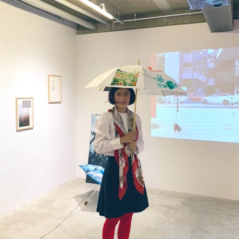 小林エリカさんのインスタグラム写真 - (小林エリカInstagram)「きょうは雨もようですね “希望”と可能性の傘の出番です🌈 “Hope“希望の傘 @cocilaelle と@librodekvina でエミリーディキンソンの詩をモチーフにつくった晴雨兼用傘です。 @OFS_TOKYO にて16本限定、エディションつきです。 手縫い、刺繍、ひとつひとつ個性があるのでぜひじっくり選んでくださいね🌂」2月26日 16時16分 - erikakobayashiek