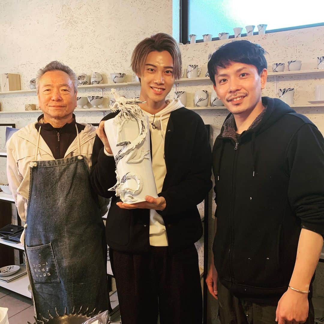 手島章斗さんのインスタグラム写真 - (手島章斗Instagram)「#和将窯#washo#砥部焼#砥部焼き#絵付け#磁器#エチュード#5up#ロケ#愛媛#陶芸家  さいっこうに素敵な方々でした！ 職人の方と僕の職業柄 お話ししてて通ずるところが たくさんありました！！！ これからもたくさんこだわって 自分と向き合って良いものを みんなに提供したいなって 心から刺激を受けました！！！ 何歳になってもゴールがないのが 僕らの職業ですね！^ ^  向上心を忘れずいつまでも頑張ります！！！ 是非皆さん行ってみてください^ ^！」2月26日 16時20分 - akito_solidemo_official