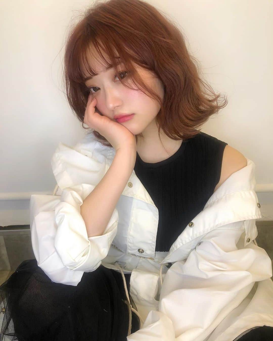 おもてちゃんのインスタグラム：「. ずっとエクステだったからボブってホント楽ちん〜 . 自メイクは完全マット肌を一旦作ってからハイライトで艶をつくることが多いけどツヤ肌メイクもやっぱりかわいい︎ワ🌷 . メイクもヘアもスタイリングはすべてきょうかさんです🤍🤍」
