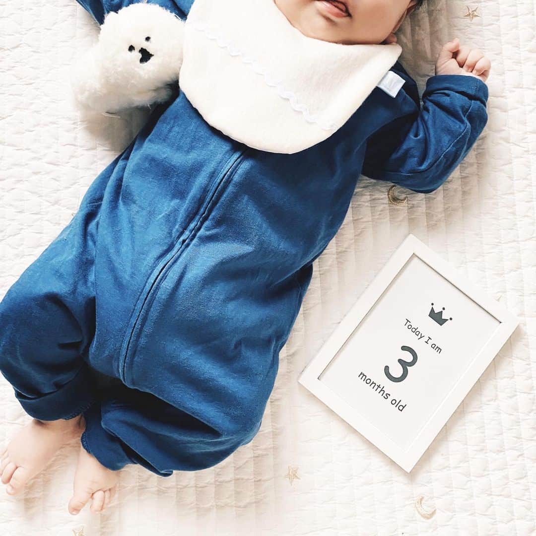 unoのインスタグラム：「息子、本日で3ヶ月になりました！ 表情がとても豊かになってきて あやすと声を出して爆笑してくれたり 笑顔をさらに見せてくれるようになりました。 （2枚目に成長メモを絵で描いてみました） 出産したのが3ヶ月前か〜と思うと まだ3ヶ月…⁉️という気もして不思議な気持ちです。 よだれも出てきたので、産前に縫ったスタイをやっとつけてみました。 チクチク楽しみに縫ってたのがもう懐かしい…感慨深いです。 まだ風邪も引かずに元気に過ごしてますが これからも気をつけて楽しく過ごせると良いなぁ…！ とりあえず新型コロナがこわい…😞 気をつけます。 皆さんもお気をつけてお過ごしください〜！ ㅤㅤㅤㅤㅤㅤㅤㅤㅤㅤㅤㅤ」
