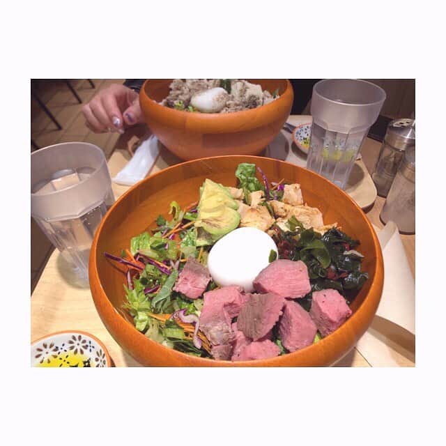 のインスタグラム：「お昼ごはん . #サラダ専門店 . ささみ アボカド 海藻 ゆで卵 ローストビーフ❤️ その他野菜250g🥦 . . オリーブオイルで！ . . え、昨日と同じだけど 今日はローストビーフだよん😆❤️ . . 筋トレがんばったご褒美ーふだよん😻うふふ . . ともこさん( @tomoko_bmlife ) 今年もボディメイクがんばりましょうネ🥺 . . ◉ライザップ公認の紹介アンバサダーです。 〜紹介特典で、お安く入会できます〜 . ▶︎全国どの店舗でもOK ▷２週間のトライアルコースもあります(^_^)/ ▶︎カウンセリング予約前にご連絡ください . ◎入会やカウンセリングをお考えの方、 ご質問なども、DM✉️ください。 . ★トレーニング見学もできます★ . 📺RIZAP TVCM出演 🏅RIZAP BMG ファイナリスト2017.2018 . #rizap #ライザップ . #ダイエット #diet #ダイエット日記 #レコーディングダイエット #instadiet #ダイエット仲間募集 #ダイエッター #公開ダイエット  #昼ごはん #昼御飯 #lunch #昼ご飯 #昼食  #おうちごはん #糖質制限 #healthyfood #healthylifestyle」