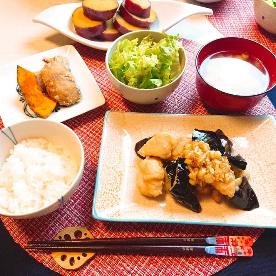 佐藤実絵子さんのインスタグラム写真 - (佐藤実絵子Instagram)「〔茄子と鶏肉の油淋鶏風〕ごはんのきろく🍚🍴 * 献立は‥ 🔸茄子と鶏肉の油淋鶏風 🔸さつまいもの甘煮 🔸グリーンサラダ 🔸前日の残り 🔸お味噌汁 * まだまだ#みえこごはん ストックたくさんあります😏 * 実は今週から実家で暮らしているのですが(詳しくは舞台で←)やはり実家暮らしは楽ですね💦ごはん作ったり、他の家事も手伝ってるんですが、それでも母と二人でやればすぐ終わっちゃうし。 * あと何より、ペットのはち(秋田犬)が癒しですー😭❤️ペットのいる生活って素晴らしい✨✨ * * #みえこごはん #油淋鶏 #冬の献立 #夕ごはん #夜ごはん #二人ごはん #ふたりごはん #おうちごはん #おうちごはんlover #しあわせごはん #家庭料理 #献立 #デリスタグラム #デリスタグラマー #クッキングラム #うつわ好き #うつわ #instafood #lovefood #instalove  #foodstagram #japanesefoods」2月26日 22時05分 - mieppp624