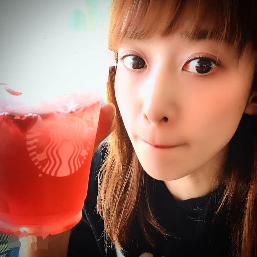 龍真咲さんのインスタグラム写真 - (龍真咲Instagram)「ストローから始まりその他多くあるプラ問題🥤スタバをはじめ、海外のカフェでは既にストローなしの消費者への提供が当たり前になって来てるんだょ‼︎写メは撮り損ねましたが…😰蓋のところがそのまんま飲み口になっている。なるほど。小さなところからコツコツと、ですね💡過ごしやすさや、ブランド志向だけではなくecoにも耳を傾けてみませんか❓😉 そんな感じで今日もRADIOありますっ💟#龍真咲のMOONLIGHTPARTY#ニッポン放送　今夜21:30〜ですっ📻 そして。コロナをはじめインフルエンザ…。手洗い、うがい。出来る事を几帳面にして行きましょうね👍 皆様が、健康に過ごせますよう🤞✨✨」2月26日 16時42分 - masaki_ryu