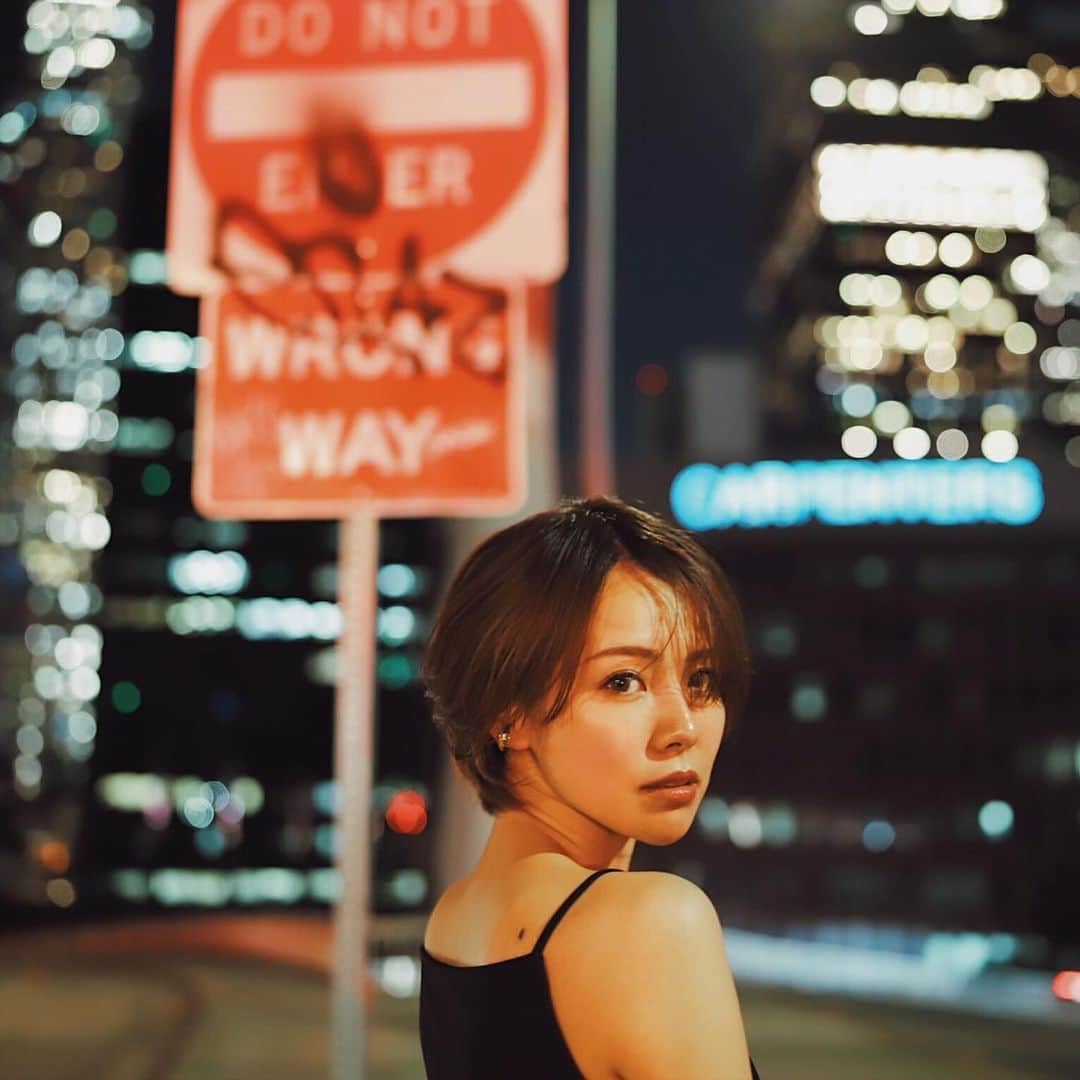 のインスタグラム：「. ロサンゼルス旅行✈️のやつ。 旦那さんが撮る私の写真、 だいたい半目か白目なんだけど、 珍しくバッチリ開眼してる貴重な1枚がこちらです💁🏻‍♀️ ・ ・ 普段日中しか写真撮らないけど、 カメラをフルサイズに変えてから夜景の撮影も楽しくなった👌✨ 人を撮ってもフラッシュなしでこの明るさ🌞 使ってるのは Body▶︎ @eos_canonjp #6dmark2 Lens▶︎ @tamronjp SP35mm F/1.4 ・ ・ #夜景撮影 #カメラのある生活 #カメラ好きと繋がりたい #カメラ遊び #ポートレートモデル #ポートレート撮影 #カメラ女子 #人物撮影 #キャノン女子 #キャノンカメラ」