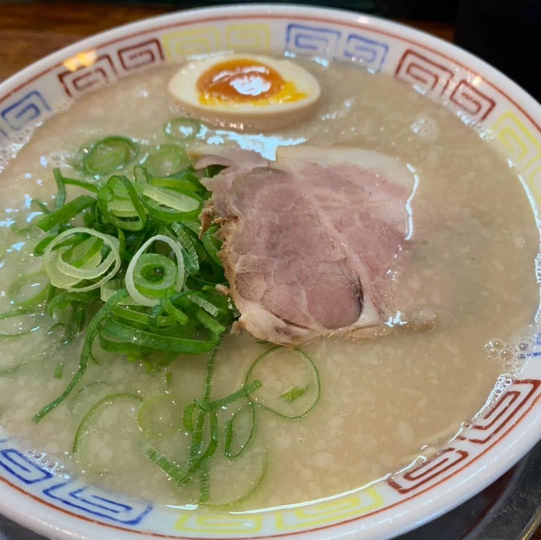 堤俊輔さんのインスタグラム写真 - (堤俊輔Instagram)「秀ちゃんラーメン @hidechan1223  とんぼ店へ😝✨ 久々に @aktombo さんにもお会い出来て色々話せて楽しかったー✨  とんぼラーメン美味し😍❗️ スープ最高❗️ チャーハンも餃子も👏 ご馳走さまでした〜🙇‍♂️ 皆さんも是非食べてみてね〜🤙🏾 #ラーメン #秀ちゃんラーメンとんぼ店  #あかみねとんぼさん  #トークがおもしろいすぎる #皆さんも是非 #警固 #赤坂 #福岡 #ツツスタグルメ」2月26日 16時49分 - shunsuketsutsumi.19