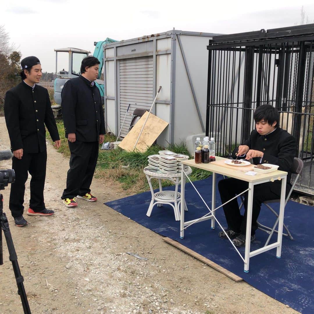 マサイのインスタグラム：「…ライオンの目の前で飯なんて食ったことねえよ。そう、俺が学生時代の時は7ギガ契約だったからすぐ通信制限になったわ。ギガにできるみんなが羨ましいよ。俺？もちろんウルトラギガモンスタープラス。あ、それとソフトバンク回線を契約して今年で10年になるぜ！だいぶお世話になってます。 #制限されたら青春できない説 #SoftBank学割 #PR」