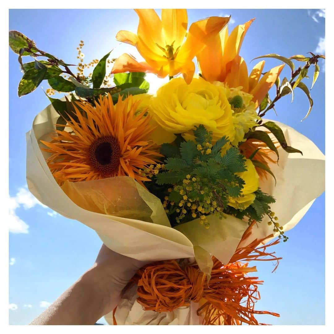 金城茉奈のインスタグラム：「大好きなnon-noの皆さんから、 お花とお手紙をいただきました💐 元気とパワーがもらえそうな黄色のお花(๑˃̵ᴗ˂̵)嬉しいなぁ。大事に飾ります。ありがとうございます。#nonno」