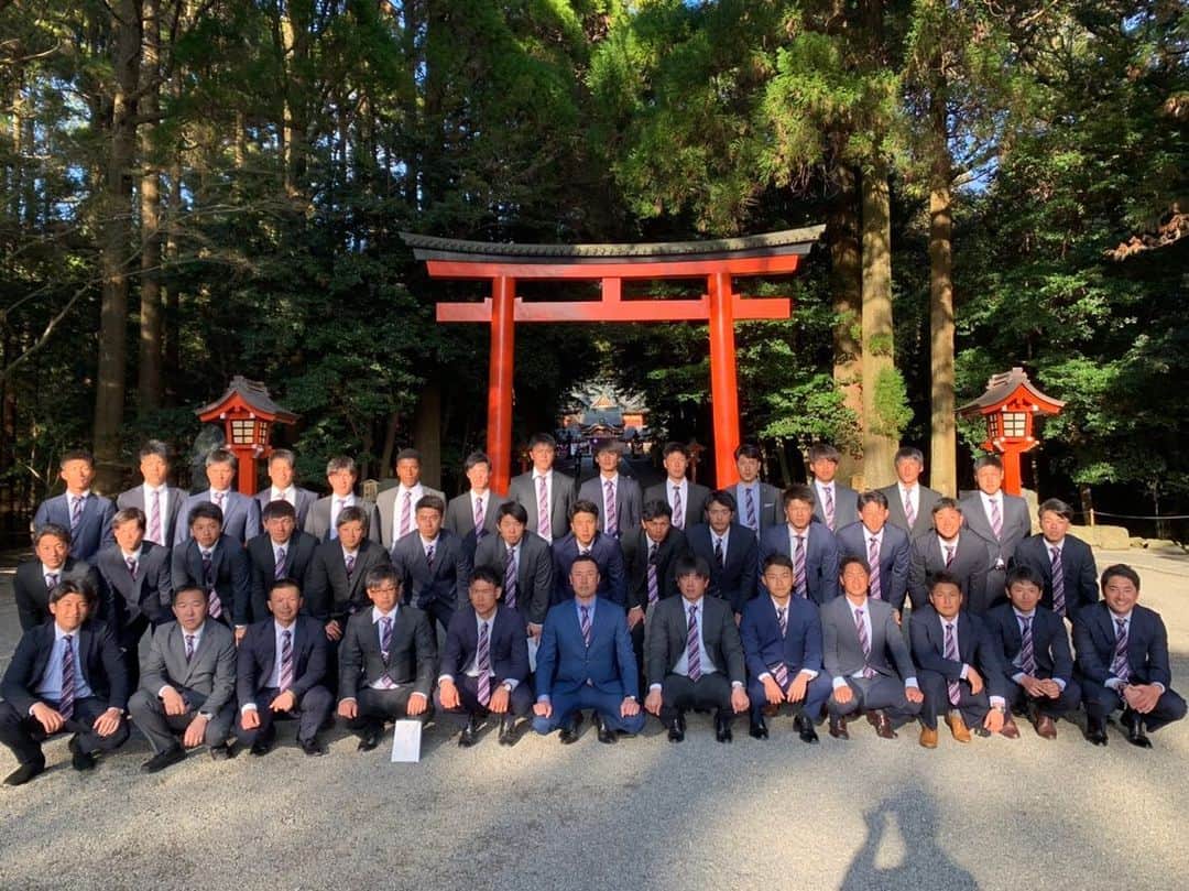 渡辺俊介のインスタグラム：「霧島神宮、本殿にて 結束 “勝負の一年” #日本製鉄かずさマジック  #霧島市」