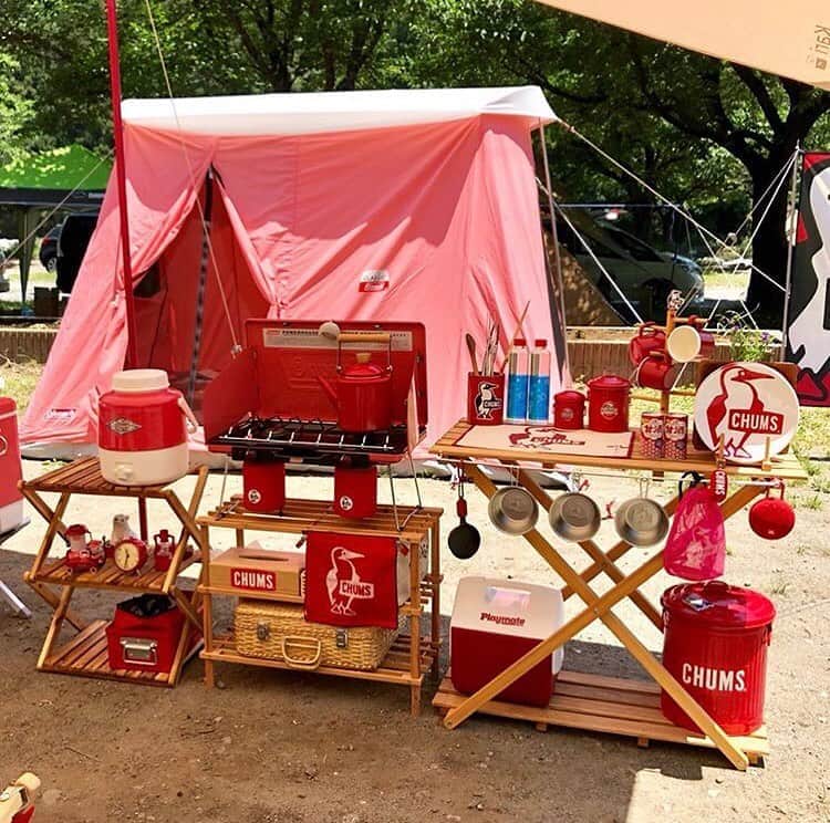 hinata_outdoorさんのインスタグラム写真 - (hinata_outdoorInstagram)「@casval_campさんのpic✨⠀⠀⠀ ⠀⠀⠀⠀⠀⠀ ﻿ 背景のテントのカラーと、キッチンに並べられた赤アイテムの統一感がとても映えますね☺️✨ ⠀⠀⠀⠀﻿ ～素敵なキャンプキッチン～⠀ キャンプで参考になる！アイテムがおしゃれに並べられた素敵なキャンプキッチンをお届けします🎵 ﻿ ⠀ ⠀⠀⠀⠀⠀ ⠀⠀⠀⠀⠀⠀⠀⠀⠀﻿ 🌳🌲🍁🌳🌲🍁🌳🌲🌳🌲🍁🌳🌳⠀⠀⠀⠀﻿ ⠀⠀⠀⠀﻿ #hinataoutdoor を付けて⠀⠀⠀﻿ アウトドアシーンを投稿してください😊⠀﻿ 素敵な投稿はリポストさせていただきます！﻿ ⠀⠀⠀⠀⠀⠀⠀⠀﻿ 🍁🌲🌳🌲🍁🌲🌳🌲🌳🍁🌲🌳🌳 ⠀⠀⠀⠀⠀⠀⠀﻿ ⠀⠀⠀⠀⠀⠀⠀⠀⠀⠀⠀⠀⠀⠀⠀⠀⠀⠀﻿ 🚙キャンプや山登りのアウトドア情報はプロフィールのURLから ➡ @hinata_outdoor⠀⠀⠀⠀⠀⠀⠀⠀⠀⠀⠀⠀⠀⠀⠀⠀⠀⠀﻿ ⠀⠀⠀⠀⠀⠀⠀⠀⠀⠀⠀⠀⠀⠀⠀⠀⠀⠀﻿ 🍖美味しそうなキャンプ料理の写真は➡️⠀⠀⠀⠀⠀⠀⠀⠀⠀⠀⠀⠀⠀⠀⠀⠀⠀⠀﻿ @hinata_gohan⠀⠀⠀⠀⠀⠀⠀⠀⠀⠀⠀⠀⠀⠀⠀⠀⠀⠀⠀⠀⠀⠀﻿ ⠀⠀⠀⠀⠀⠀⠀⠀⠀⠀⠀⠀⠀⠀⠀⠀﻿ #キャンプ #アウトドア #キャンプギア #アウトドアギア #キャンプ道具 #キャンプ場 #キャンプインテリア #キャンプ部 #ファミキャン #キャンプ初心者 #キャンプ収納 #キャンプ女子  #ソロキャンプ #グループキャンプ #グルキャン  #camp #outdoor  #冬キャンプ #アウトドアインテリア #ローカスギア #カラフシル #女子ソロキャンプ #女子ソロキャン #チャムス #コールマン #テント」2月26日 17時11分 - hinata_outdoor