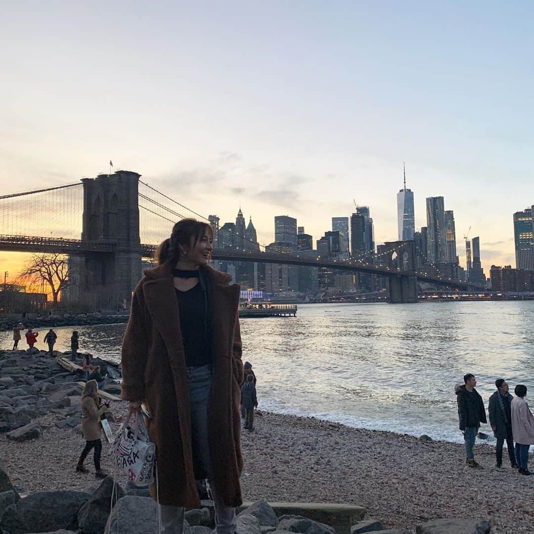 新山千春さんのインスタグラム写真 - (新山千春Instagram)「sunset ☀️ 眺めながら何を思ってたかを ちゃんと覚えておきたいな  #新山千春 #nyc #ny #pier #centralpark #Manhattan #dumbobrooklyn  #Dumbo #manhattanbridge」2月26日 17時04分 - chiharuuu_0114