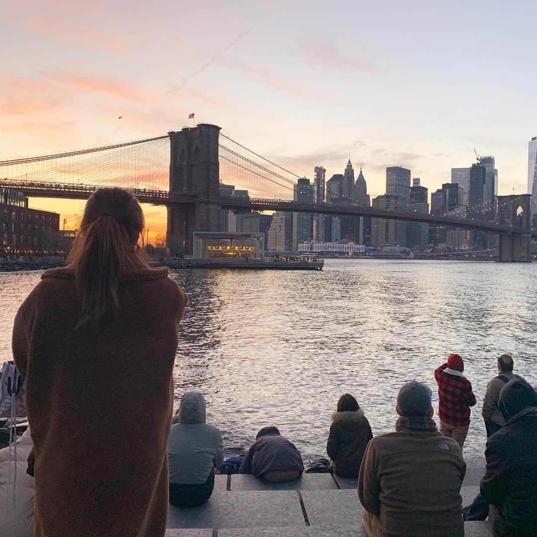新山千春さんのインスタグラム写真 - (新山千春Instagram)「sunset ☀️ 眺めながら何を思ってたかを ちゃんと覚えておきたいな  #新山千春 #nyc #ny #pier #centralpark #Manhattan #dumbobrooklyn  #Dumbo #manhattanbridge」2月26日 17時04分 - chiharuuu_0114