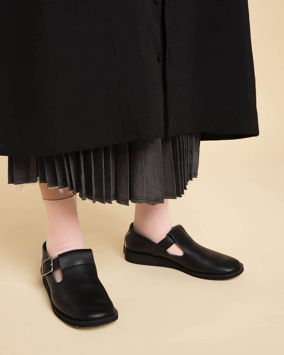 ネ・ネットのインスタグラム：「【 ブレッドフラット ¥28,000+tax 】  1枚革で軽く仕上げ接ぎ目がないデザインにこだわった、スリッポンタイプのフラットシューズ。 素材は、革オイルを含んだ厚口の国内仕上げの牛革を採用し、足なじみのよさも抜群です。  #ネネット #nenet #新作 #new #spring #summer #2020 #collection #shoponthehill  #fashion #tokyo #japan #大人カジュアル #大人ネネット #otona_nenet」