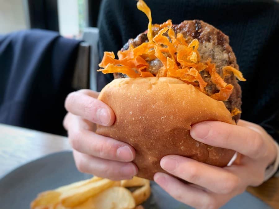 TYSONS&COMPANYさんのインスタグラム写真 - (TYSONS&COMPANYInstagram)「・ 【Burger Festival 2020】  2ヶ月に渡って開催されているバーガーフェスも遂に最終週！代官山IVY PLACEでは五大陸＋日本のうちオセアニアを担当しています。  ビーフパティの上にビーツやオーストラリアならではのベジマイトクリームを使用した”オーストラリアバーガー”と、口の中に広がるラム肉のジューシーさと、ローズマリー香るフライドキャロットの食感がアクセントの”スパイスラムバーガー”。 どちらも2/29(土)までお楽しみいただけます！  #バーガーフェス #バーガー #クラフトビール #ティーワイハーバー #スモークハウス #アイヴィープレイス #クリスクロス #ナンバーフォー #クリスタ #天王洲 #キャットストリート #表参道 #麹町 #メイドイントウキョウ #タイソンズアンドカンパニー  #burgerfest #burger #craftbeer #tyharbor  #smokehouse #ivyplace #crisscross #crista #no4 #tennoz #catstreet #omotesando #kojimachi #madeintokyo #tysonsandcompany」2月26日 17時16分 - tysonsandcompany