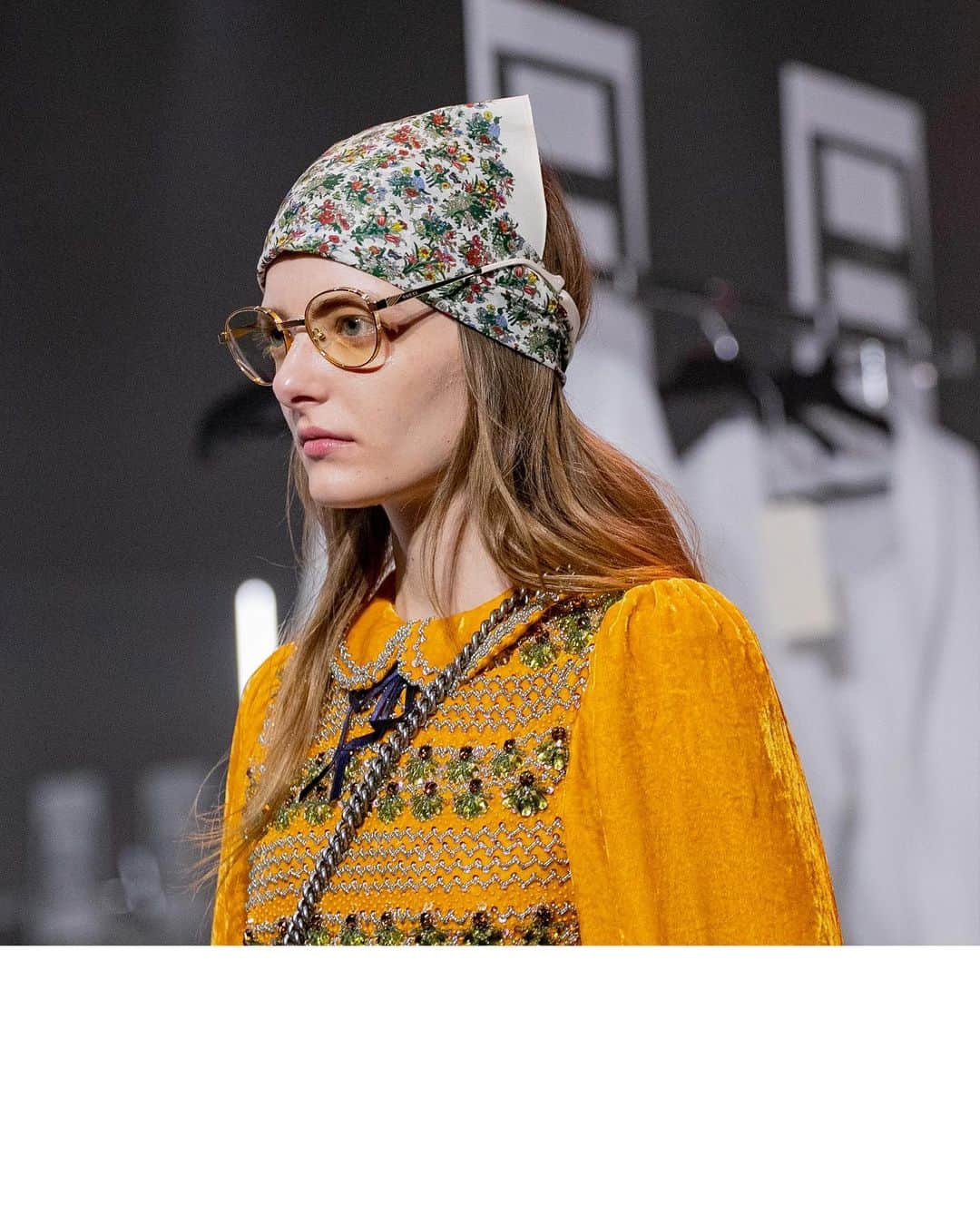 グッチさんのインスタグラム写真 - (グッチInstagram)「Debuting on the #GucciFW20 women’s runway: a silk scarf embellished with a @libertylondon #GucciLiberty print worn as a bandana and new #GucciEyewear sunglasses. Discover more through link in bio. @alessandro_michele #AlessandroMichele #mfw #GucciTheRitual」2月26日 17時37分 - gucci