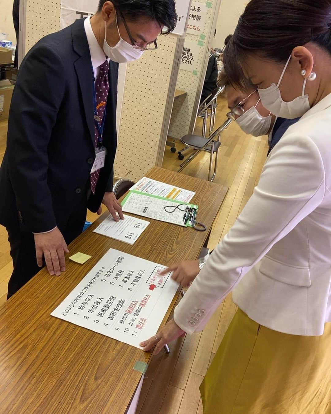 伊藤孝恵さんのインスタグラム写真 - (伊藤孝恵Instagram)「東海税理士会小牧支部の皆さんが毎年無料で行なっている確定申告税務相談を視察させて頂きました。ご自身の仕事の最盛期にも関わらず、こうして総出で相談に応じている姿を拝見するたびに、私はいつも「税理士法第1条 税理士の使命（※）」を感じて胸アツなのです。 （※）税理士は、税務に関する専門家として、独立した公正な立場において、申告納税制度の理念にそって、納税義務者の信頼にこたえ、租税に関する法令に規定された納税義務の適正な実現を図ることを使命とする。  #東海税理士会 #小牧支部 #税理士の使命 #無料 #税務相談会 #犬山市南部公民館 #納税 #確定申告 #税理士 #総出 #視察 #胸アツ #現場の課題 #届けます #2児の母 #女の子ママ #ジワジワ #仲間をつくる #ワーママ #Domani #ドマーニ #domanist  #オレンジコーデ #伊藤たかえ #伊藤孝恵」2月26日 17時37分 - itotakae