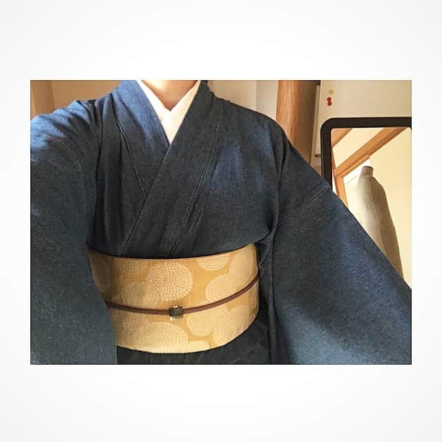 ecruのインスタグラム：「2020/02/26 (wed) 外出を控えている日々ですが、ニュースを見ていると不安でいっぱいになります。 オットの職場も、数週間前から時差出勤で、本人はもちろん家族が発熱していても自宅待機だそうです。 ・ 明るいニュースが見られないので、Amazon primeでドラマや映画を観ながら台所仕事をすることも。 気分転換になり、家事も捗ります☺️ ・ 久しぶりの着物picですが、レッスンは毎週しています😊 昨日は、嬉しい報告をお聞きしたり、いつも明るい生徒さんのおかげで賑やかなレッスンになり、久しぶりにたくさん笑った気がします😊 ・ #gon_kimono #kimono #着物 #着物コーデ #着物コーディネート #着付教室 #和装 #instagood #着物生活 #大人着物  #着物好き #instadaily  #happy #thankyou」