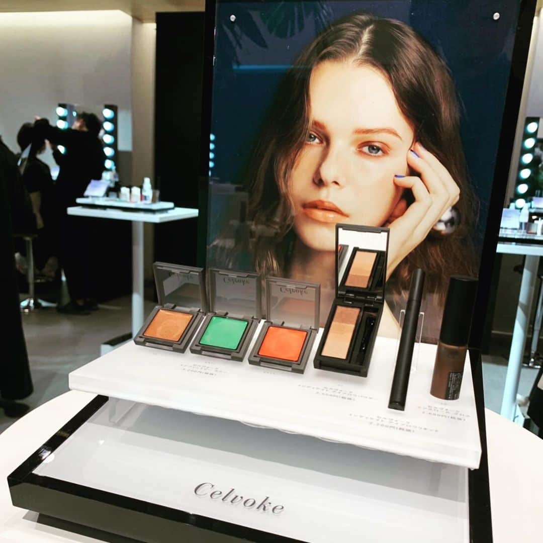 櫻井麻美さんのインスタグラム写真 - (櫻井麻美Instagram)「#Celvoke 2020 Summer Makeup Collectionの発表会に行ってきました💄🤗 ・ 天然由来成分で作られたCelvokeのコスメがヒッピーカラーになっていました🖍 ・ 写真のリップはグロスの11番を塗ってます💋よくあるコーラルオレンジではなく、みかんみたいなホントのオレンジなのでオシャレな洗練モードに🧡スタッフさんの手に出してもらった真ん中の色（3枚目）なのですが、これは明日からヘビロテ確定✨ ・ 2020年4月24日(金)発売予定だそうです✨ ・ ・ #celvoke #天然由来成分  #洗練モード #セルヴォーク  #celvoke20  #グロス  #インフィニトリーカラー #エンスロールグロス #インディケイトアイブロウリキッド  #インディケイトアイブロウパウダー  #オレンジリップ @celvoke.jp」2月26日 17時49分 - mamiosakurai