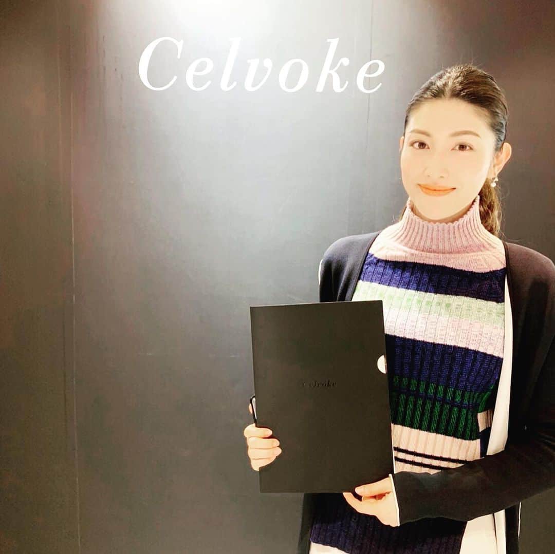 櫻井麻美のインスタグラム：「#Celvoke 2020 Summer Makeup Collectionの発表会に行ってきました💄🤗 ・ 天然由来成分で作られたCelvokeのコスメがヒッピーカラーになっていました🖍 ・ 写真のリップはグロスの11番を塗ってます💋よくあるコーラルオレンジではなく、みかんみたいなホントのオレンジなのでオシャレな洗練モードに🧡スタッフさんの手に出してもらった真ん中の色（3枚目）なのですが、これは明日からヘビロテ確定✨ ・ 2020年4月24日(金)発売予定だそうです✨ ・ ・ #celvoke #天然由来成分  #洗練モード #セルヴォーク  #celvoke20  #グロス  #インフィニトリーカラー #エンスロールグロス #インディケイトアイブロウリキッド  #インディケイトアイブロウパウダー  #オレンジリップ @celvoke.jp」