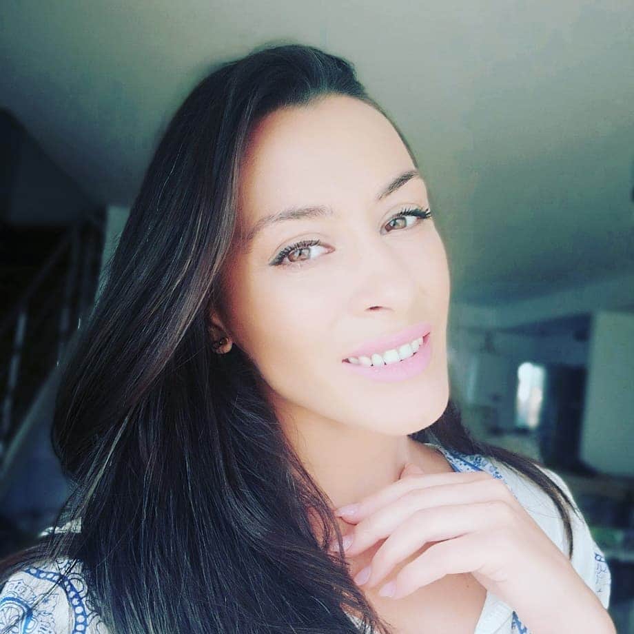 カタリナ・ポノルのインスタグラム：「Have a good day!🤗」