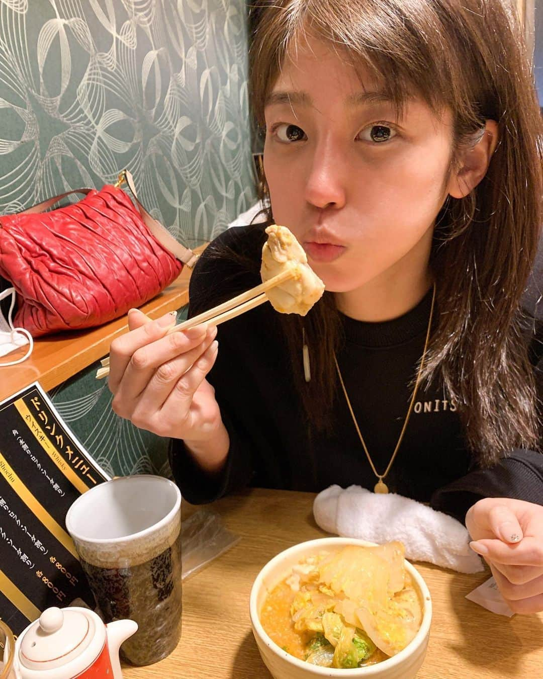 岡副麻希さんのインスタグラム写真 - (岡副麻希Instagram)「🍓﻿ アンコウ鍋だいすき！！#にこっ しかし、猫舌のためふうふう必須﻿ からの、やっとこさのいただきます🥰💓﻿#ひゃー 最近の鍋率はかなり高めです🤤🌾﻿ おうちだと、なんでもかんでも投入する笑 ﻿ #あんこう鍋#鍋#たまらん#ふうふう﻿ 最後のは雑炊🐿#うまく撮れなかった#笑」2月26日 17時50分 - maki_okazoe_official