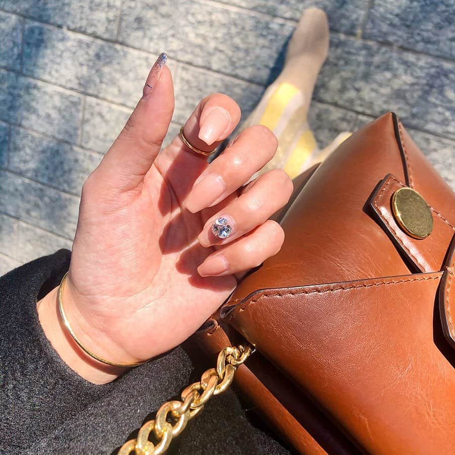 石田美奈子のインスタグラム：「ɴᴀɪʟ. . ちょっと前のネイル💅✨ 初めてつけた#vカットストーン 💎 大きいストーンは邪魔かなぁと思って今までチャレンジしたことがありませんでしたが、そんなに気にならない☺︎ そして、キラキラしてすごく可愛い！♡ . ストーンが大きいので、他はシンプルにピンクベージュの#ワンカラーネイル (⑅ˊᵕˋ⑅)✨ 肌馴染みが良くて、手が綺麗に見えるカラー！ ラメとラインテープのデザインも好みでした(2枚目以降の写真を見てみてください)💓 . 💆🏻‍♀️ → #minako_beauty . #アラサー美容 #nail #nailart #beautygram #春ネイル #シンプルネイル #ピンクネイル」