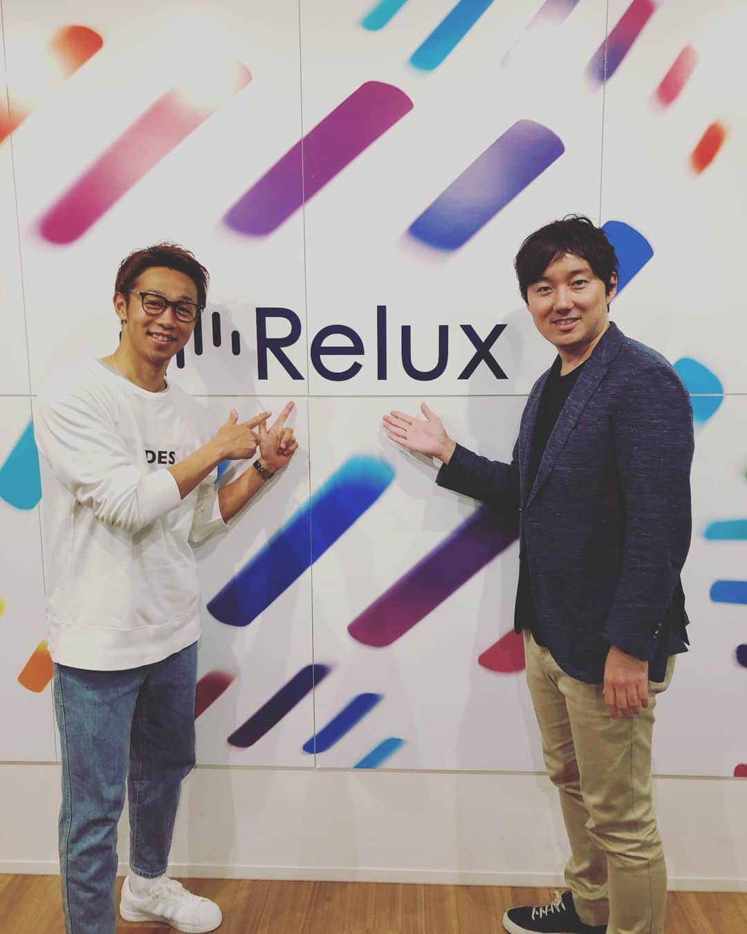 清武弘嗣のインスタグラム：「昨シーズンのOFF期間を使い、Reluxの社長の篠塚さんと対談させてもらいました。 まず、ただただ勉強になりました。 自分にできること。 feelとthink... 是非この対談を見てほしいです。 . 前編 https://youtu.be/dzfSXGxaZV0  後編 https://youtu.be/9XkaViWpbHU . #篠さん #勉強になります #また会いたいな #ありがとうございました！」
