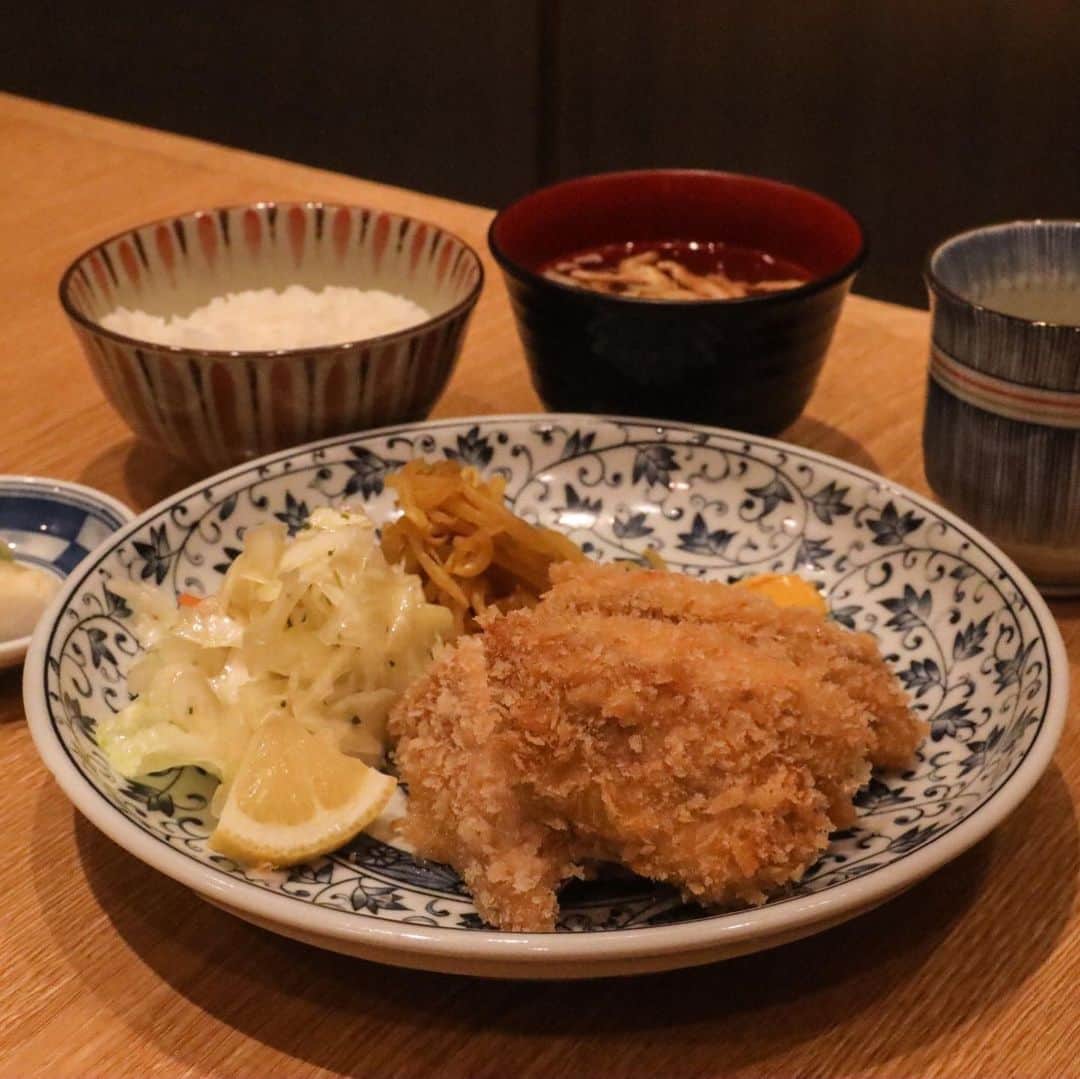 The Japan Timesさんのインスタグラム写真 - (The Japan TimesInstagram)「It’s no secret Tokyo has some of the best food in the world. With 226 starred restaurants spanning 25 different cuisines in the Michelin Guide Tokyo 2020 — the most stars of any city — its restaurant scene has the accolades to back up that claim. Of course, diners wishing to eat at many of these establishments must swallow the steep price tags. So what’s the equally discerning — but less fiscally endowed — foodie to do? Fortunately, there are a handful of Michelin-starred restaurants offering astonishingly affordable meals. Click the link in our bio for The Japan Times' picks of Tokyo's best affordable Michelin restaurants, all under ¥3,000. 📸 Claire Williamson (@accidentaltokyoite), Oscar Boyd (@oscar.boyd) and Troy Stade (@stadeyt) . . . . . . #Japan #Tokyo #michelin #michelinstar #michelinguide #japanesefood #japanesecooking #instafood #foodstagram #foodie #sushi #日本 #東京 #ミシェレン #食事 #飯テロ #食べ物 #食事 #美味しい #料理 #レストラン #おすすめ #🍱」2月26日 18時01分 - thejapantimes