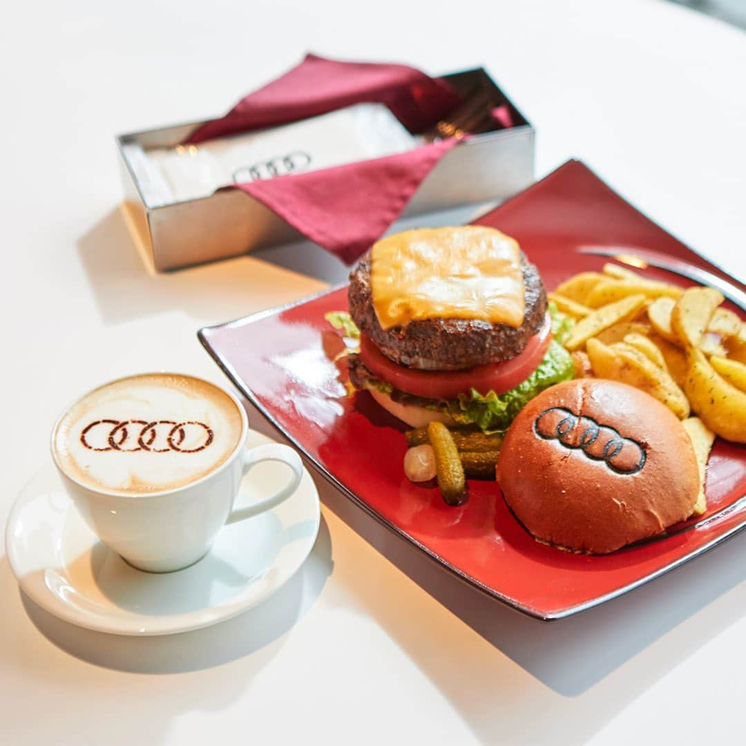 Audi Japan Sales / アウディジャパン販売さんのインスタグラム写真 - (Audi Japan Sales / アウディジャパン販売Instagram)「#Audiのある生活 こんなところにAudi発見！ ちょっぴり贅沢な一人時間を満喫。  #AJS でお気に入りの一台と出会おう。 @audi.japan.sales  #Audi #AudiA1 #A1Sportback #MyAudi #Audistyle #car #audidelightcafe #アウディ #ショッピング #横浜 #みなとみらい #休日 #カフェ #ドライブ #車 #愛車 #外車 #ドイツ車 #車好き #車好きな人と繋がりたい #アウディ女子 #車好き男子」2月26日 18時05分 - audi.japan.sales