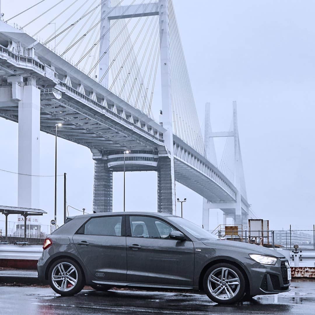 Audi Japan Sales / アウディジャパン販売さんのインスタグラム写真 - (Audi Japan Sales / アウディジャパン販売Instagram)「#Audiのある生活 コンパクトな #AudiA1 で横浜をぐるり一周。 ダイナミックなデザインとゆったりくつろげる空間で、どんなシーンも快適なドライブを。  週末は #AJS へ。 @audi.japan.sales  #Audi #A1Sportback #MyAudi #Audistyle #car #アウディ #横浜 #みなとみらい #休日 #ドライブ #車 #愛車 #外車 #ドイツ車 #車好き #車好きな人と繋がりたい #アウディ女子 #車好き男子」2月26日 18時06分 - audi.japan.sales