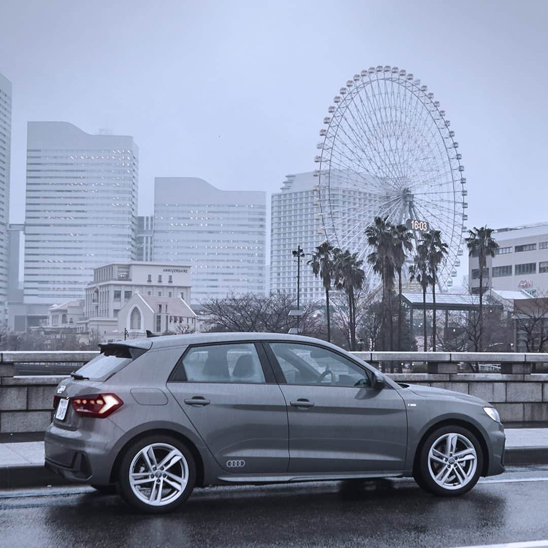Audi Japan Sales / アウディジャパン販売さんのインスタグラム写真 - (Audi Japan Sales / アウディジャパン販売Instagram)「#Audiのある生活 コンパクトな #AudiA1 で横浜をぐるり一周。 ダイナミックなデザインとゆったりくつろげる空間で、どんなシーンも快適なドライブを。  週末は #AJS へ。 @audi.japan.sales  #Audi #A1Sportback #MyAudi #Audistyle #car #アウディ #横浜 #みなとみらい #休日 #ドライブ #車 #愛車 #外車 #ドイツ車 #車好き #車好きな人と繋がりたい #アウディ女子 #車好き男子」2月26日 18時06分 - audi.japan.sales