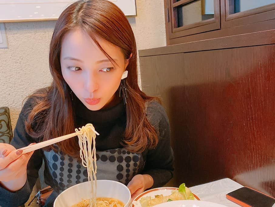 水崎綾女さんのインスタグラム写真 - (水崎綾女Instagram)「日本に帰ってきて すぐに食べに行った 大好きな中華💕 @jun.amaki 📷 二人で撮った写真も後々upします。 * * * #中華 #フカヒレ #つゆそば #グルメ」2月26日 18時09分 - misakiayame