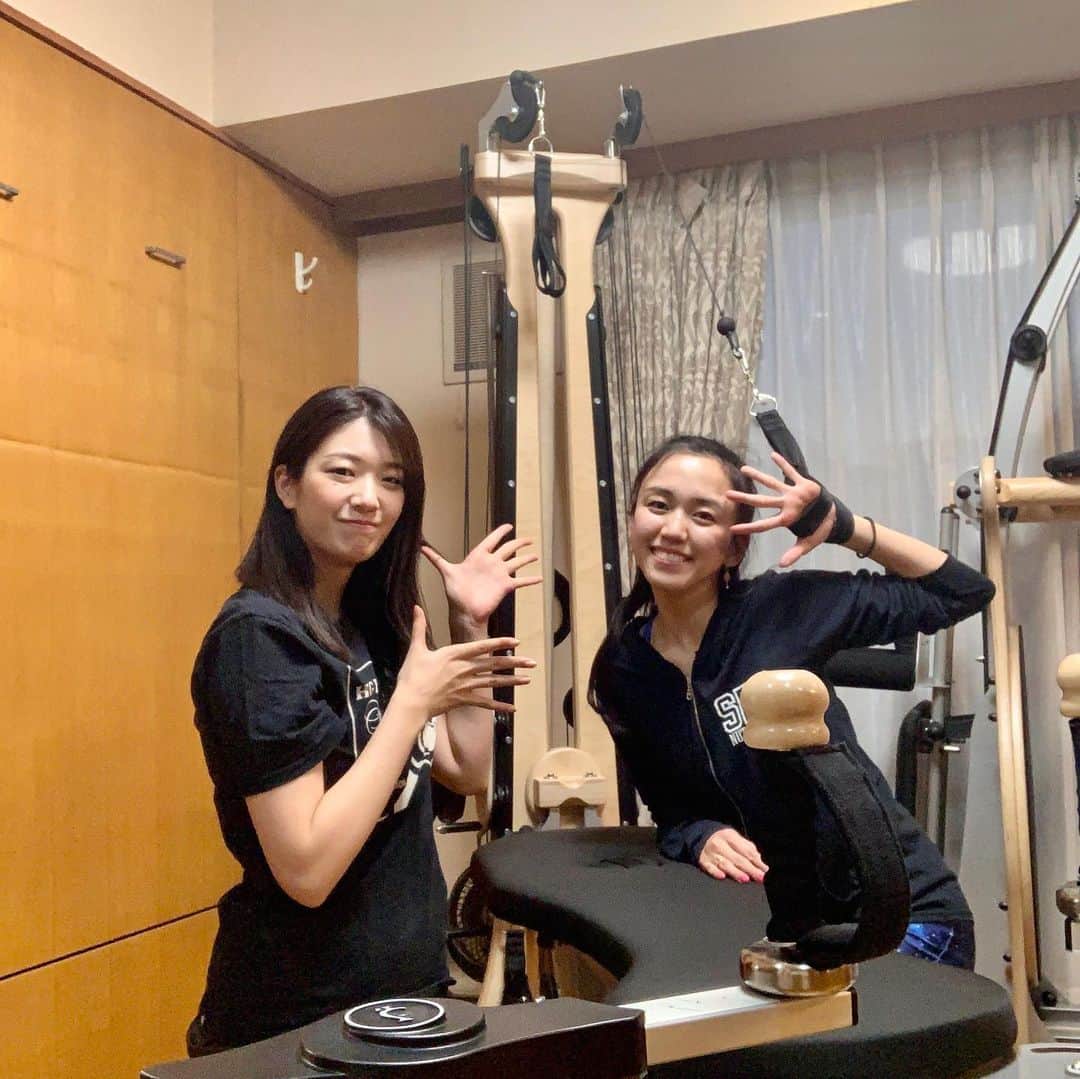 優ひかるのインスタグラム：「先日人生初﻿ ジャイロトニック体験へ行って来ました✨✨﻿ ﻿ 5年前にNYでお友達になったりさちゃんが﻿ 昨年NYから帰国して﻿ ジャイロトニックのパーソナルトレーナーを﻿ しているのです✨✨﻿ ﻿ パーソナルでやってもらったので﻿ 無理のない動きで身体の芯までゆっくりと﻿ ストレッチをしてとても気持ちが良かったです！﻿ 私肩こりがありまして﻿ よくマッサージに行くのですが…﻿ ジャイロ終わりには肩こりがすっきりした気が…﻿ なによりも姿勢がとても良くなりました。﻿ その他にもたくさん驚きの効果が…﻿ デスクワークの方にもおすすめ✨✨﻿ ﻿ レッスン後も筋肉痛になる事もなく﻿ あまり運動が得意ではない方も安心です﻿！ 現役のバレリーナも﻿ 身体のメンテナンスとして通ってますよ！﻿ そしてトレーナーのりさちゃんも﻿ アメリカで活躍していたバレリーナ✨﻿ OLさんも仕事前にレッスンしてから﻿ 会社に行ってる方もいらっしゃるようです！﻿ ダンスをやってらっしゃらない方もぜひ✨﻿ ご興味がある方りさちゃんの﻿ インスタのアカウントタグ付けしますので﻿ レッスン行ってみて下さい！ りさちゃんが優しく丁寧に その方に合わせてレッスンしてくれますよ😊 ﻿ バレエダンサーのボディメンテナンスはもちろん、 テニスやゴルフなどの﻿ 各種スポーツのテクニック向上のため、﻿ または一般の方にも年齢・性別問わず﻿ 肩こりや腰痛、運動不足解消、ストレス解消など、 さまざまな分野で活用を期待されています✨✨﻿ ﻿ ﻿ 砂田りさちゃんのプロフィール﻿ ﻿ 2014年　単身ニューヨークに渡り さまざまなジャンルのダンスを学び 2017年にジャイロトニック®︎ 認定トレーナーの資格を取得。﻿ ﻿ ニューヨークでダンサーとてし活躍する傍 ジャイロトニック®︎ トレーナー、 またダンス講師としても活動。﻿ アメリカでバレエカンパニーに所属し活躍したのち2019年6月に帰国。﻿ ﻿ 帰国後はジャイロトニック®︎ トレーナーとして、 さまざまな人に向けたセッションを行う。﻿ ﻿ #砂田りさ#ジャイロトニック#パーソナル﻿ #NY#バレエ#ダンス#デスクワーク﻿ #姿勢矯正#歪み#インナーマッスル﻿ #テクニック向上#スタイル維持#肩こり﻿ #腰痛#運動不足﻿ #友人知人でご興味ある方は個人的にご連絡下さい」