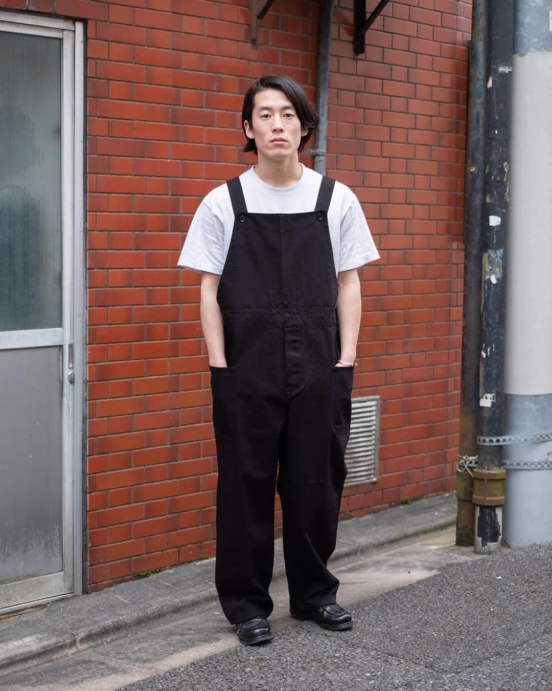 yukiのインスタグラム：「@hatskidenim  黒のオーバーオールもいいっす。 ㅤㅤㅤㅤㅤㅤㅤㅤㅤㅤㅤㅤㅤ HATSKIの商品購入はクレジットカード使えます。 あと試着室も準備しましたので色々試して、お気に入りの1着を見つけてください。 ㅤㅤㅤㅤㅤㅤㅤㅤㅤㅤㅤㅤㅤ @hatskidenim ポップアップ 日時:2/29(土) 13:00〜20:00 場所: @session_bokumato  東京都杉並区高井戸西2-10-9 地下1F 地下スナック街 京王井の頭線 富士見ヶ丘駅徒歩3分 ㅤㅤㅤㅤㅤㅤㅤㅤㅤㅤㅤㅤㅤ 商品の問い合わせはDMよりお願いいたします」
