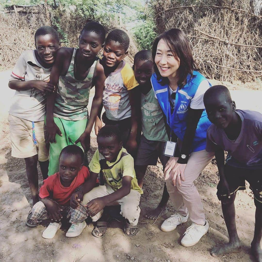 長野智子さんのインスタグラム写真 - (長野智子Instagram)「カクマ難民キャンプには、UNHCR親善大使として訪れたMIYAVI くんのサイン入りギターが大切に飾ってありました。  #カクマ難民キャンプ　#アフリカ #ケニア　#キリン　#地ビール美味しい　#移動はプロペラ機　#国連UNHCR協会　#MIYAVI」2月26日 18時30分 - naganotomoko