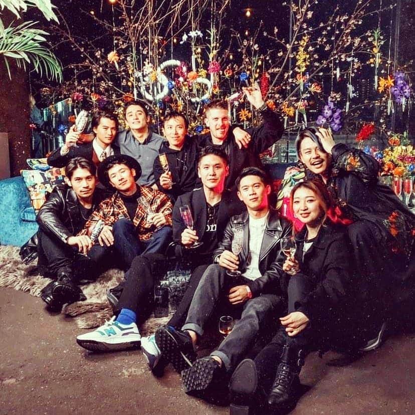梅川壱ノ介（舞踊家）のインスタグラム：「𝐍𝐞𝐭𝐟𝐥𝐢𝐱ドラマ『𝐅𝐎𝐋𝐋𝐎𝐖𝐄𝐑𝐒』 ￣￣￣￣￣￣￣￣￣￣￣￣￣￣￣￣￣￣￣￣￣￣￣￣ いよいよ明日スタートする、蜷川実花さんが監督をするドラマ《フォロワーズ》  今から楽しみ！ そして、レセプションで蜷川実花さんのお話を聞けて、大好きになりましたー！！ #蜷川実花 #レスリーキー　 #梅川壱ノ介  #ネットフリックス #フォロワーズ」