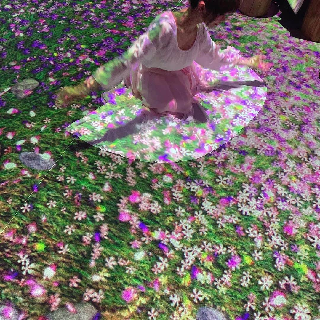五十嵐茉優さんのインスタグラム写真 - (五十嵐茉優Instagram)「ㅤ とっても行きたかった #flowersbynaked 行ってきました🌷 ㅤ 映え映えな空間だった₍ᐢ ɞ̴̶̷ ̫ ɞ̴̶̷ ᐢ₎！！ 1枚目の写真は私の投稿の統一感の 都合でピンクのお花の部分を 水色に色変換しました😂 元の色は2枚目でみてね！ カラフルですごい可愛かった😌💓 ㅤ 着ているお洋服は @noela_official の 展示会で頼んでた新作ワンピです！ めちゃくちゃかわいくてお気に入り💭 ㅤ #フラワーズバイネイキッド #日本橋三井ホール #coredo室町 #インスタ映え #naked #プロジェクションマッピング  #お花のある暮らし #お花見 #花のある暮らし #ノエラ #noela #ハーフアップ #簡単ヘアアレンジ #シースルーバング」2月26日 18時39分 - mau08us