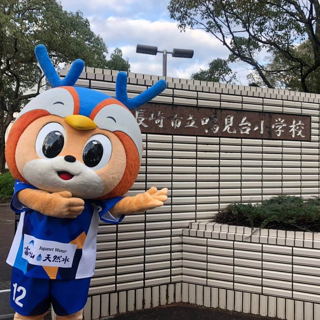 ヴィヴィくんさんのインスタグラム写真 ヴィヴィくんinstagram きょうは長崎市立鳴見台小学校であいさつうんどう おともだちのてづくりのメッセージで ごあいさつがたのしくなりますね 6ねんせいのおともだちとかんじテストにちょうせん ぼくに