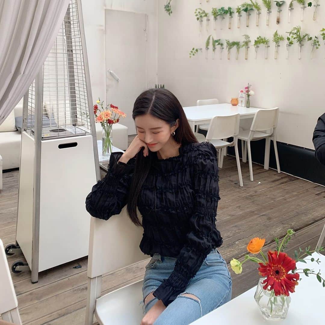 Son Ju Heeさんのインスタグラム写真 - (Son Ju HeeInstagram)「더 좋은제품을 찾기위해 미팅의 연속💛🧡 코로나 무서워서 사람없는 곳으로만 다니기😷」2月26日 18時38分 - juhee__ss
