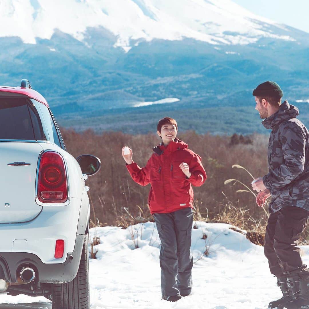 MINI Japanさんのインスタグラム写真 - (MINI JapanInstagram)「目的地に着いたら、童心にかえって雪遊び。そして、新たな冒険へと走り出す。  ーーーーーーー 【2/28まで】John Cooper Works Lifestyle Collectionアイテムを、抽選で10名様にプレゼント。 詳しくはプロフィールのURLをチェック。  #MINIJapan #MINI旅 #MINICooper #ミニクーパー #JCW #F60 #ジョンクーパーワークス #JohnCooperWorks #Winter #Japan」2月26日 18時48分 - mini_japan