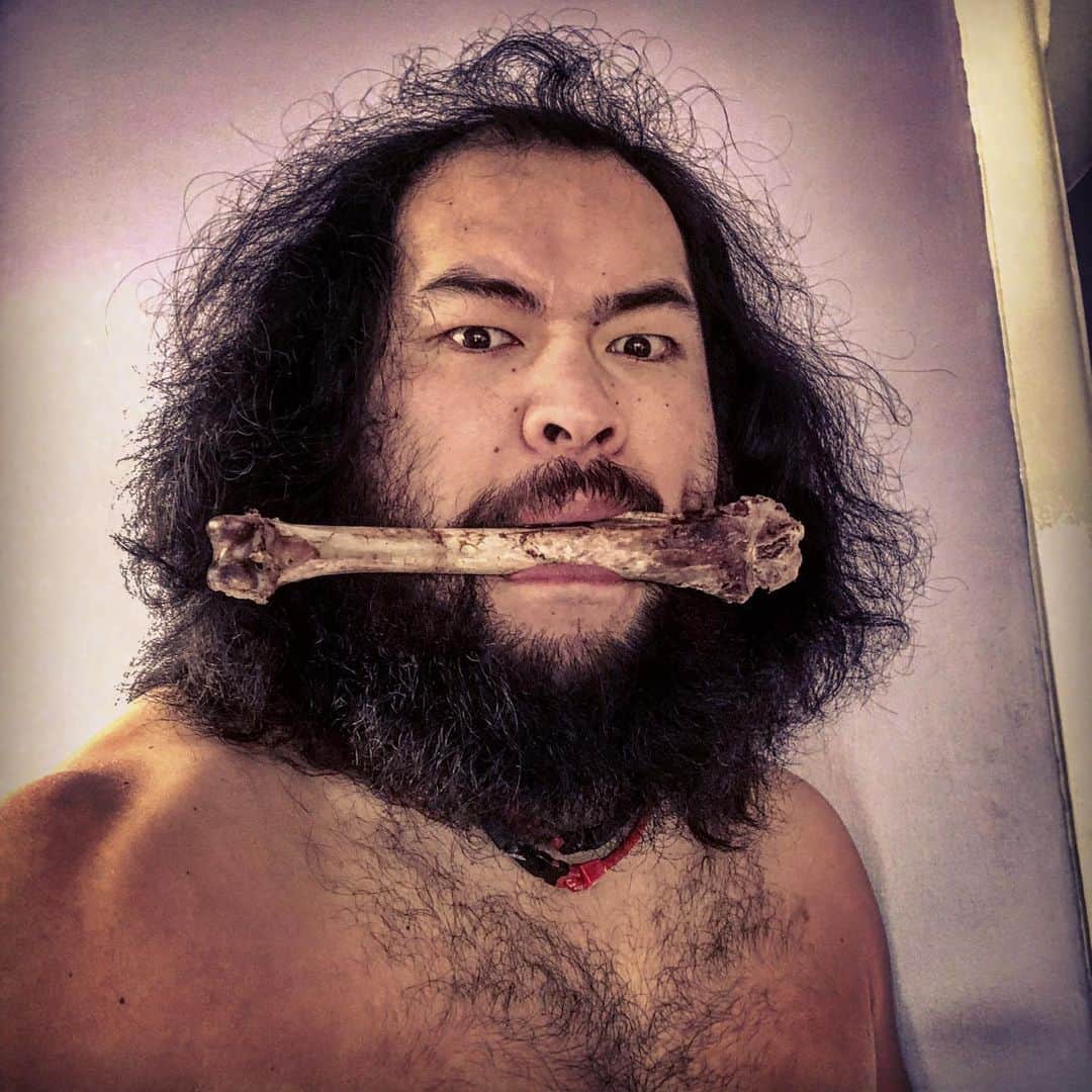 岡倫之さんのインスタグラム写真 - (岡倫之Instagram)「Ingested insanely big meat and calcium.  It is frustrating to forget to take a picture before meals. マンガ肉みたいなデカイ肉を喰らった！！！！ 骨もすらも美味しく支配した。 しかし食事前の写真撮り忘れてしまった… #GOK #GreatOKharn #wrestler #prowrestling #RevolutionProWrestling #RevProUK #PortsmouthSchoolofWrestling #NewJapanProWrestling #njpw #england🇬🇧 #Portsmouth #overseasexpedition #overseaslife #britishlife #オーカーン #プロレス  #プロレスラー #新日本プロレス #イギリス #ロンドン #海外遠征 #海外生活  #イギリス生活 #ワイルドな男  #ワイルド肉 #マンガ肉 #英国式 #テーブルマナー 食べ終わったら中央縦にフォークとナイフを揃える」2月26日 18時48分 - great_o_khan