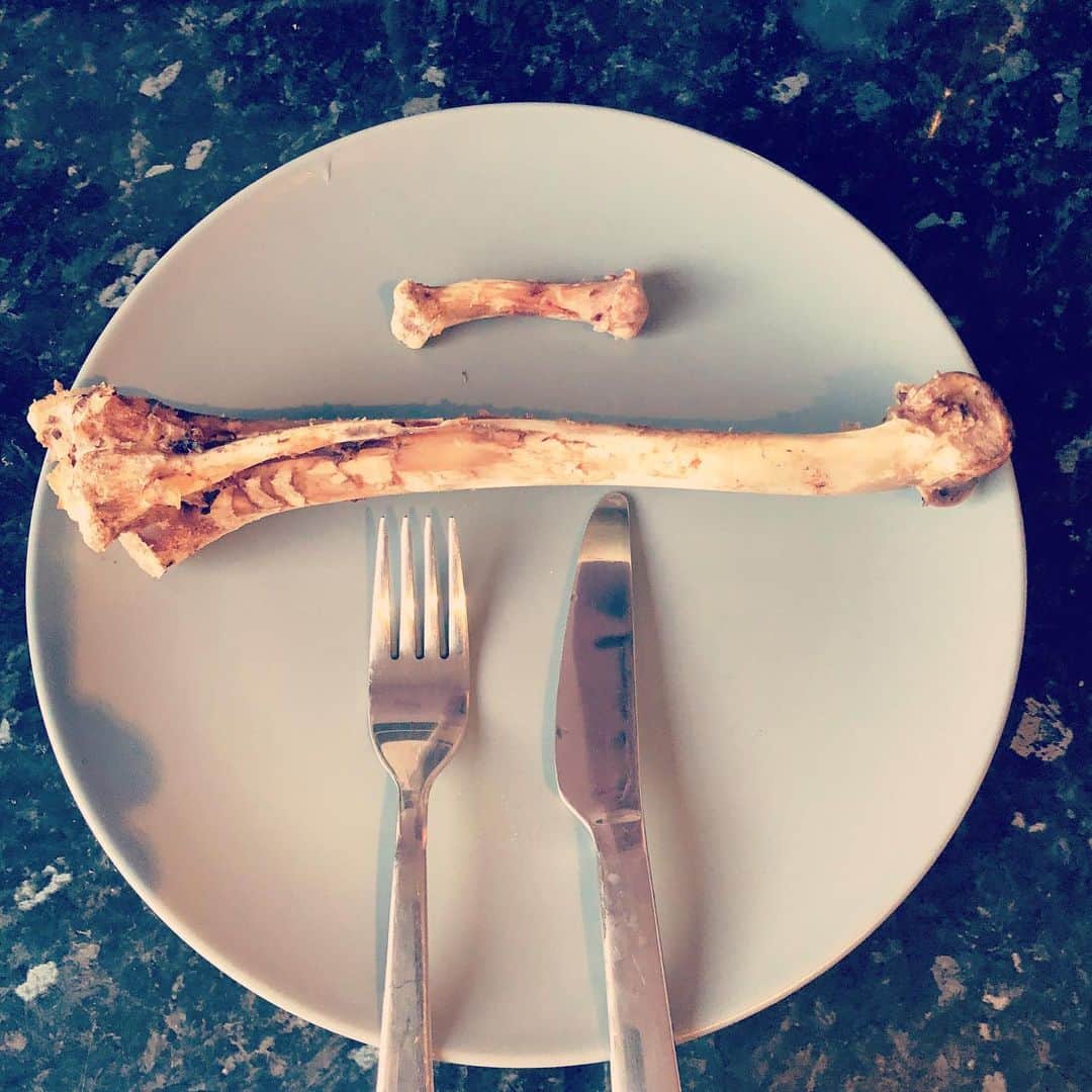 岡倫之さんのインスタグラム写真 - (岡倫之Instagram)「Ingested insanely big meat and calcium.  It is frustrating to forget to take a picture before meals. マンガ肉みたいなデカイ肉を喰らった！！！！ 骨もすらも美味しく支配した。 しかし食事前の写真撮り忘れてしまった… #GOK #GreatOKharn #wrestler #prowrestling #RevolutionProWrestling #RevProUK #PortsmouthSchoolofWrestling #NewJapanProWrestling #njpw #england🇬🇧 #Portsmouth #overseasexpedition #overseaslife #britishlife #オーカーン #プロレス  #プロレスラー #新日本プロレス #イギリス #ロンドン #海外遠征 #海外生活  #イギリス生活 #ワイルドな男  #ワイルド肉 #マンガ肉 #英国式 #テーブルマナー 食べ終わったら中央縦にフォークとナイフを揃える」2月26日 18時48分 - great_o_khan