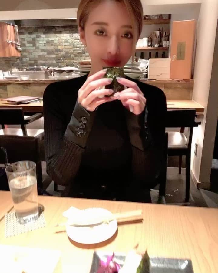 のインスタグラム：「Love bite 🍙🖤 .. Let me talk a little about my life with no Gluten. I just quit eating pizza, pasta and sweets stuff. (Maybe for a short time not forever)😛 There are many gluten with the others, but I think the stress of being too patient is the worst thing for health and beauty. And quit eating gluten is not always the best way, as there are ways to get in shape for each of you. The point is, it's important to take foods that fit your body. And today, I eat rice😘🍙❤️ .. -— -— おにぎりはむー🐷💗 私がやってるグルテンフリーについてちょっと書くねー👏❣️ 《小麦粉をなるべく食べない》 っていう簡単なもの💕 お米とか炭水化物は全然食べてるよ🍙❣️ 具体的にはピザ、パスタ、甘いものをやめてるんだけど、大好きなはずなのに食べてる期間は身体が重っかったんだなってわかるくらい体調が良い😳(わたしの場合ね✨) 勿論小麦粉が体に合う人もいるし 自分に合った調整の仕方が見つかると ベストだねっ❤️ だから、今日も私はお米を食べる😋💕 .. -— #glutenfree#healthlife#loveyourself#lovemylife#behealthy#onigiri#ricebowl#eatingshow#eating#japanesegirl#iloveeating#lovetoeat#lovetoeathealthy#blackfashion#Burberry#knitwear」