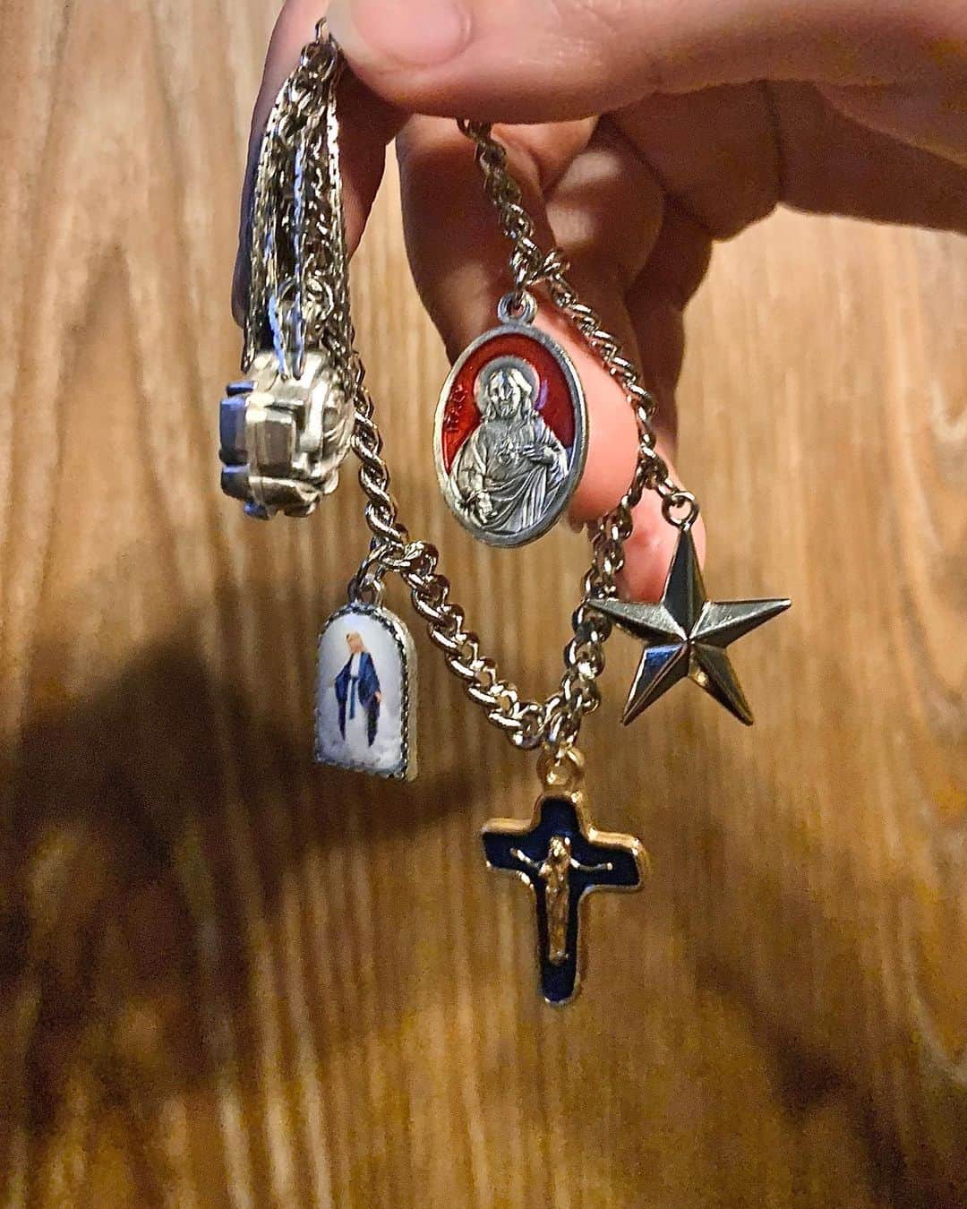 AO のインスタグラム：「@amijed_official のブレスレット 自分でセレクトして作ってきました〜！！ 普段そんなにアクセサリーつけないけど ひとつお気に入り持っておくといいよね〜 #amijed」