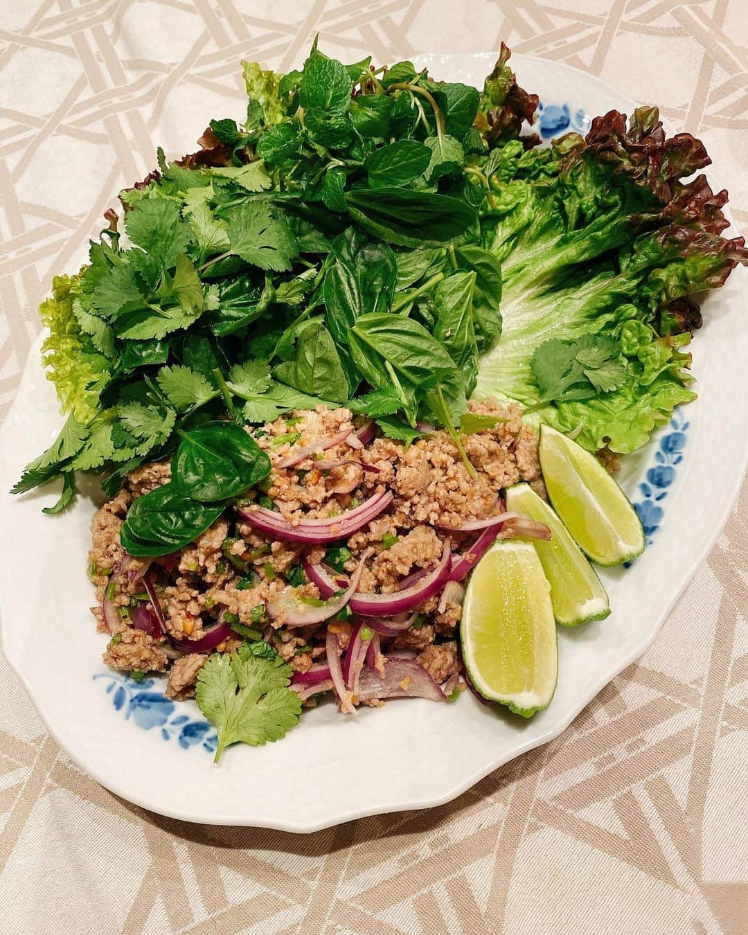 早見優さんのインスタグラム写真 - (早見優Instagram)「Loving this fresh tasting Thai herb salad with ground pork, #larb moo  香り高いハーブサラダ、タイ🇹🇭のラーブ  #yummy #thaisalad #thaifood #タイ料理」2月26日 18時52分 - yuyuhayami