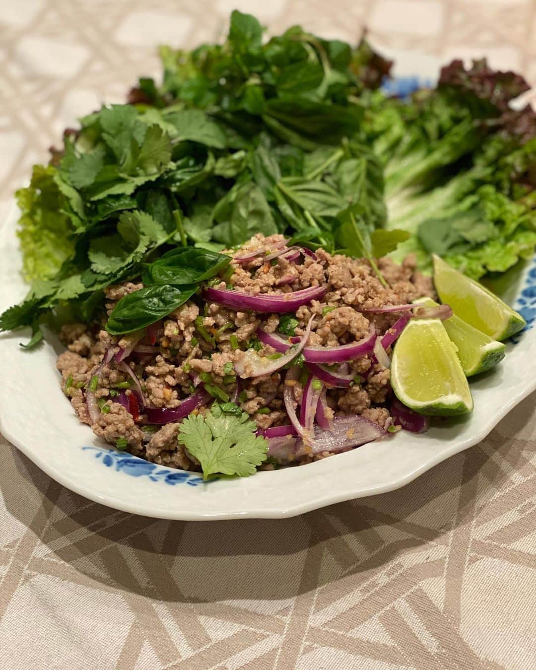 早見優さんのインスタグラム写真 - (早見優Instagram)「Loving this fresh tasting Thai herb salad with ground pork, #larb moo  香り高いハーブサラダ、タイ🇹🇭のラーブ  #yummy #thaisalad #thaifood #タイ料理」2月26日 18時52分 - yuyuhayami